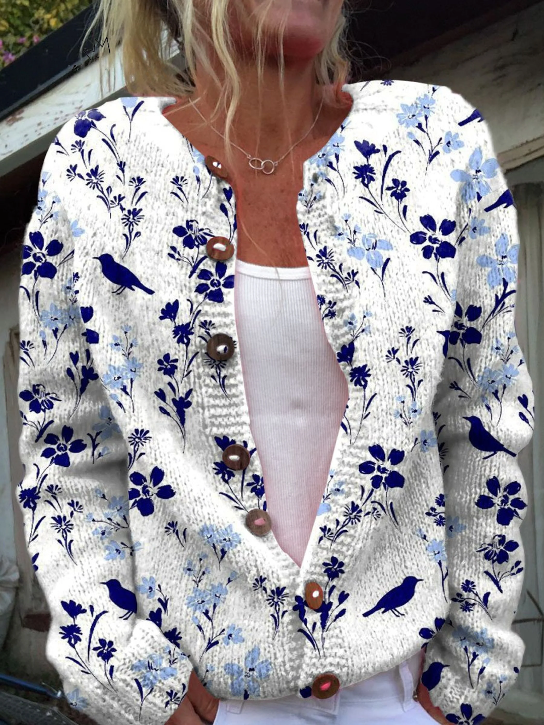Vynora | Cardigan en tricot avec imprimé floral et oiseaux et boutons en bois